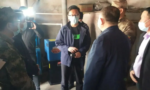 吴忠市委书记徐耀在同进村老万集团生物质炉具用户家中