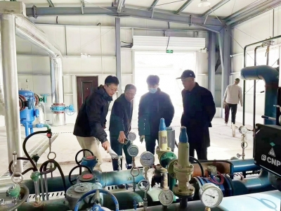专家组在朔城区清洁取暖生物质燃料加工厂调研