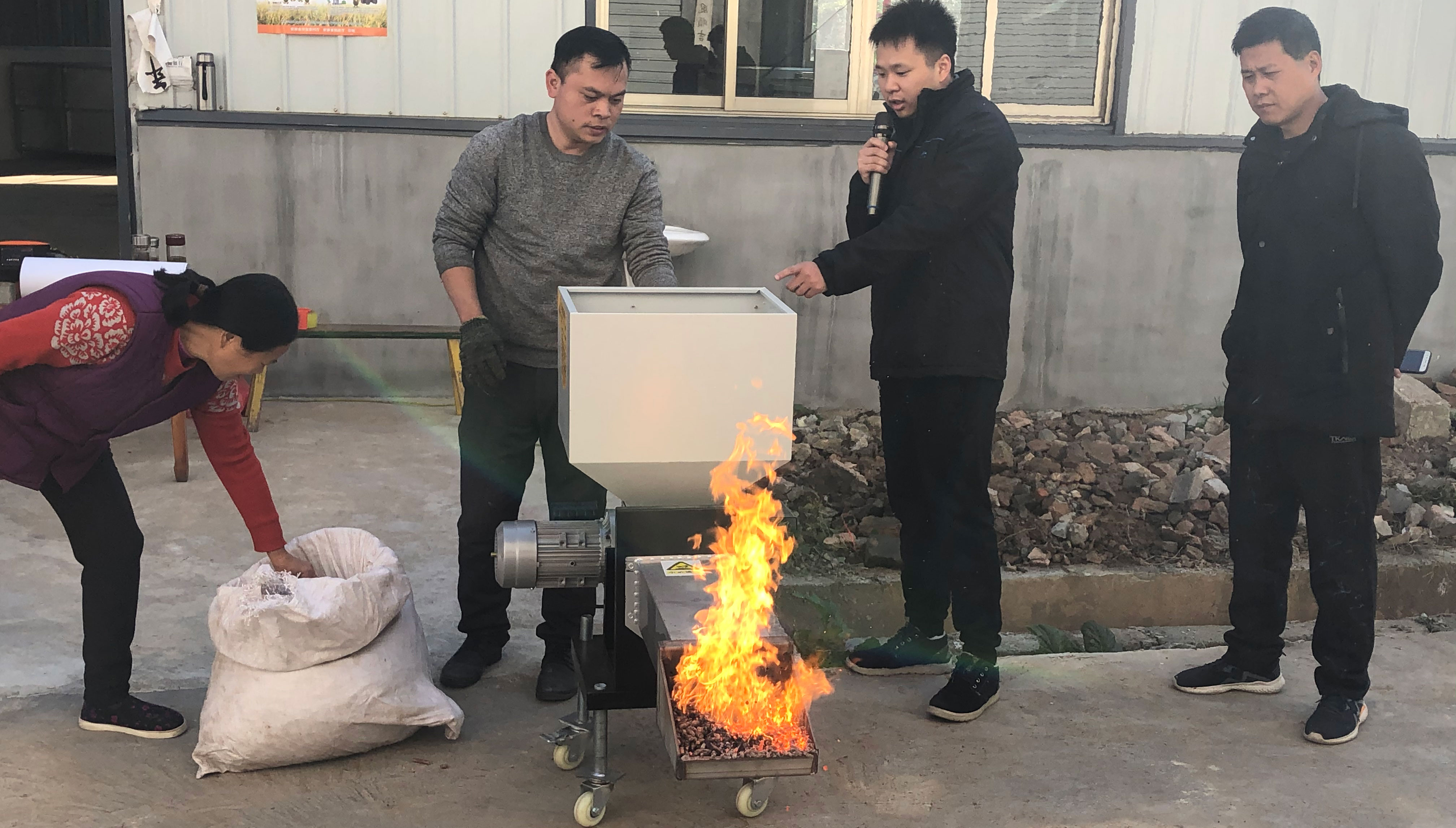 采用低碳节能的生物质颗粒燃烧机和空气能热泵烘干设备替代燃煤型加工设备