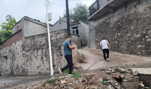 老万集团工程师深入门头沟村庄巡检水灾受损的电暖器