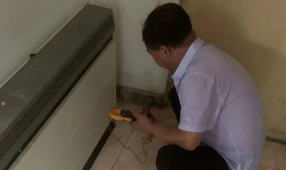 老万集团工程师深入门头沟村庄巡检水灾受损电暖器