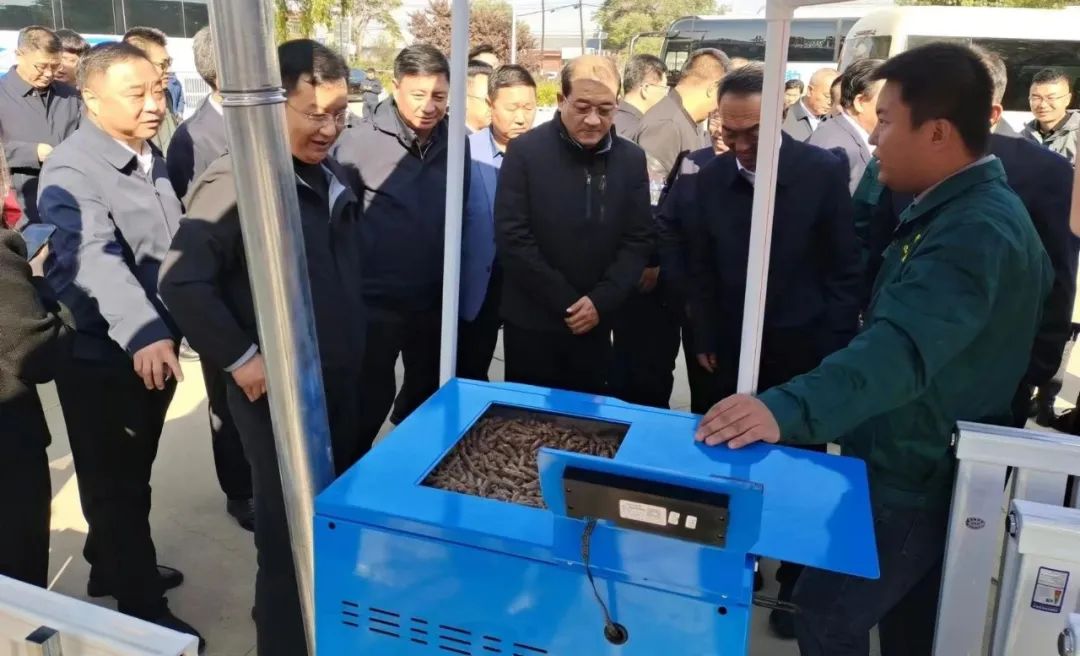 宁夏自治区政府副主席王立观摩固原市老万生物质清洁取暖项目推进情况