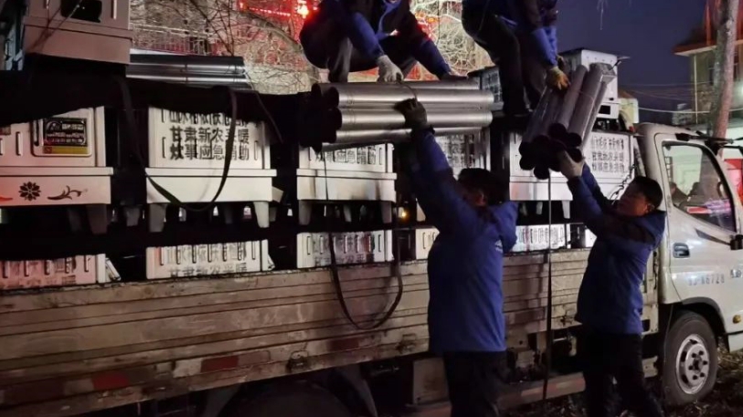甘肃新农第一批100台采暖炊事炉连夜装车送到灾区2