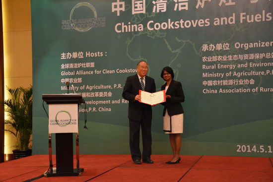 联盟穆斯哈执行主任向解振华副主任授予“全球清洁炉灶联盟领导理事会中国理事”聘书。
