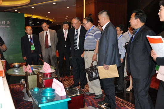 发改委副主任解振华参观“中国清洁炉灶与燃料国际研讨会”