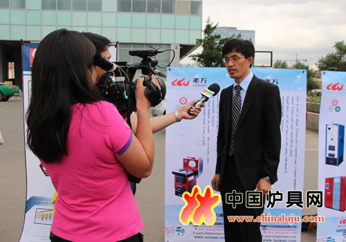 中国清洁炉灶联盟常务副秘书长刘广青接受当地媒体采访