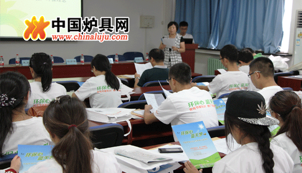 中国炉具网总监任彦波为大学生做培训